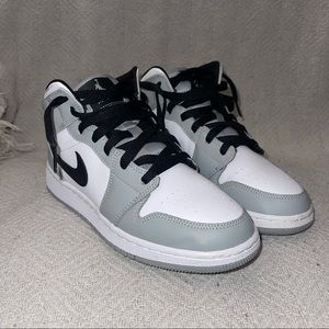Jordan 1 Mid GS 6Y “Light Smoke Grey”
